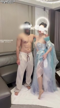 武汉绿帽情侣博主「丝袜小淫妻」《古装大奶母狗》穿着肉丝被无套抽插，摸着大奶子无套内射 截图2