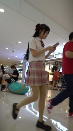 论坛VIP资源大师极限贴身CD超多漂亮小姐姐亮点多多各种骚丁露臀蕾丝骚内COSER美眉直接真空露逼 截图13