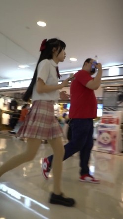论坛VIP资源大师极限贴身CD超多漂亮小姐姐亮点多多各种骚丁露臀蕾丝骚内COSER美眉直接真空露逼 截图14
