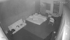 黑客破解家庭网络摄像头偷拍住毛坯房的年轻情侣疯狂做爱有时一天做爱几次 截图6