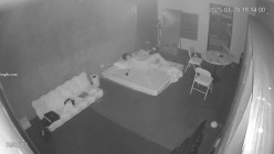 黑客破解家庭网络摄像头偷拍住毛坯房的年轻情侣疯狂做爱有时一天做爱几次 截图7