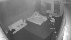 黑客破解家庭网络摄像头偷拍住毛坯房的年轻情侣疯狂做爱有时一天做爱几次 截图8