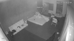 黑客破解家庭网络摄像头偷拍住毛坯房的年轻情侣疯狂做爱有时一天做爱几次 截图13