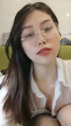 极品高颜冷艳御姐，反差小妈感女主播「金刚护撸娃」「小奶猫」激情淫语撩骚，和姐妹下海大秀，互舔互口假鸡巴互插 截图3