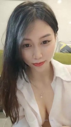 极品高颜冷艳御姐，反差小妈感女主播「金刚护撸娃」「小奶猫」激情淫语撩骚，和姐妹下海大秀，互舔互口假鸡巴互插 截图15