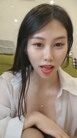 极品高颜冷艳御姐，反差小妈感女主播「金刚护撸娃」「小奶猫」激情淫语撩骚，和姐妹下海大秀，互舔互口假鸡巴互插 截图16