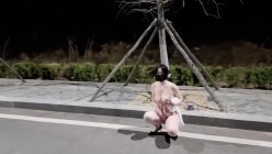 SM露出爱好者『洛可可』路边放荡性母狗爬行，对车辆露出屁股和肛塞尾巴，请过往车辆照亮雪白的屁股和小菊花夹着的尾巴 截图3