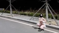 SM露出爱好者『洛可可』路边放荡性母狗爬行，对车辆露出屁股和肛塞尾巴，请过往车辆照亮雪白的屁股和小菊花夹着的尾巴 截图6