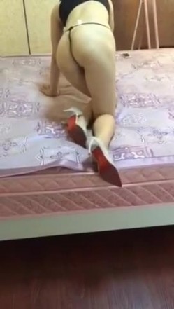 养生会所巨棒的少妇、牛仔身材超好，扭几下屁股鸡巴无法自拔，手指抠逼 淫叫声诱惑哦！ 截图6