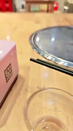 甜美女神，【紫涵姐姐】，约粉吃夜宵，沟通完感情后，开房内射，再去会所聊一聊小哥哥，这娘们真会玩 截图1