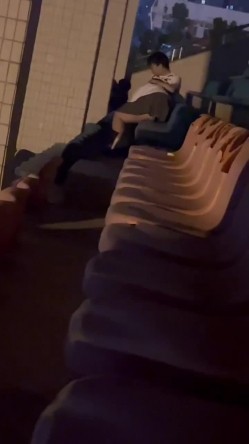 【某某门事件】第167弹 某学校小情侣 ️在操场观众席上 ️实在是憋不住直接搞上了 截图1