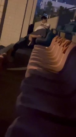 【某某门事件】第167弹 某学校小情侣 ️在操场观众席上 ️实在是憋不住直接搞上了 截图4