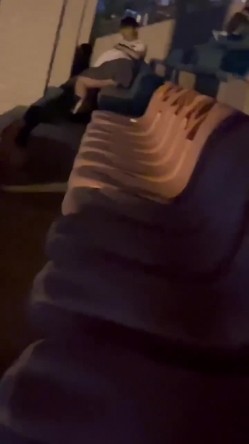 【某某门事件】第167弹 某学校小情侣 ️在操场观众席上 ️实在是憋不住直接搞上了 截图5