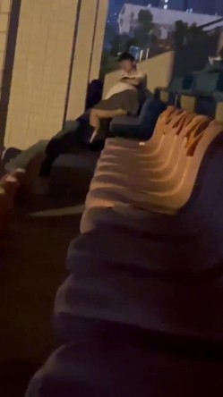 【某某门事件】第167弹 某学校小情侣 ️在操场观众席上 ️实在是憋不住直接搞上了 截图9