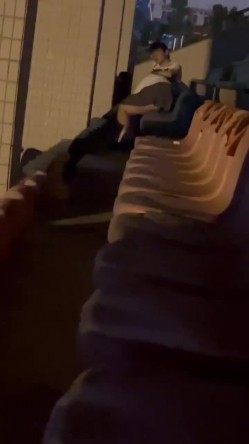 【某某门事件】第167弹 某学校小情侣 ️在操场观众席上 ️实在是憋不住直接搞上了 截图10