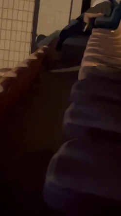 【某某门事件】第167弹 某学校小情侣 ️在操场观众席上 ️实在是憋不住直接搞上了 截图11