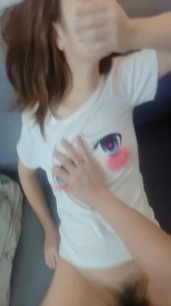 艺校小骚妹生活费不够出校门下海赚钱，骚逼无套也给干，真是好爽！ 截图5