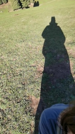 【S级泄密】高颜值毛衣妹公园啪啪，撅着屁股让拍摄，各种穿衣风格换不停，扒开豹纹小内内上位后入，屋里不过瘾跑公园 截图1