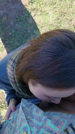 【S级泄密】高颜值毛衣妹公园啪啪，撅着屁股让拍摄，各种穿衣风格换不停，扒开豹纹小内内上位后入，屋里不过瘾跑公园 截图11