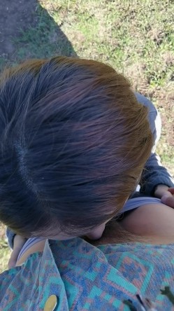 【S级泄密】高颜值毛衣妹公园啪啪，撅着屁股让拍摄，各种穿衣风格换不停，扒开豹纹小内内上位后入，屋里不过瘾跑公园 截图12