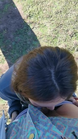 【S级泄密】高颜值毛衣妹公园啪啪，撅着屁股让拍摄，各种穿衣风格换不停，扒开豹纹小内内上位后入，屋里不过瘾跑公园 截图14