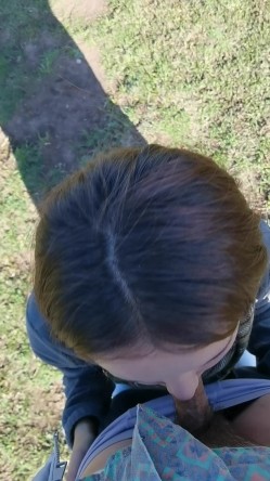 【S级泄密】高颜值毛衣妹公园啪啪，撅着屁股让拍摄，各种穿衣风格换不停，扒开豹纹小内内上位后入，屋里不过瘾跑公园 截图15