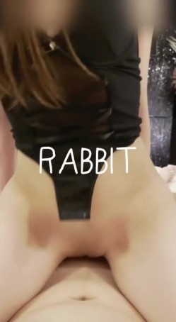 性感尤物御姐『RABBIT』老公不在家偷偷出来偷腥，上位骑乘，经典的观音坐莲，被操的时候双腿夹着情人一脸享受 截图10