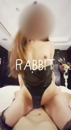 性感尤物御姐『RABBIT』老公不在家偷偷出来偷腥，上位骑乘，经典的观音坐莲，被操的时候双腿夹着情人一脸享受 截图13