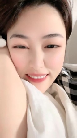 奶油草莓可爱多 核弹！校花女神【葡萄皮】宿舍大秀~这身材绝了~喷血强推~美妙尤物 截图3