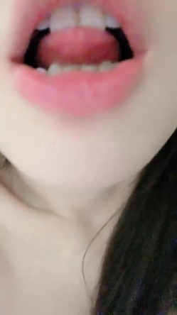 奶油草莓可爱多 核弹！校花女神【葡萄皮】宿舍大秀~这身材绝了~喷血强推~美妙尤物 截图16