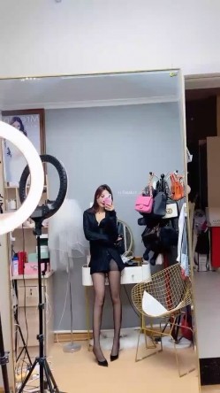 自称腿模的女人！【170CM丰满的大长腿-超级甜美御姐】这漂亮御姐真有女人味，黑丝美腿儿是真的笔直又好看，难得露逼自慰 截图2