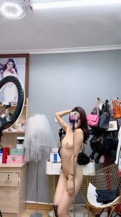 自称腿模的女人！【170CM丰满的大长腿-超级甜美御姐】这漂亮御姐真有女人味，黑丝美腿儿是真的笔直又好看，难得露逼自慰 截图7