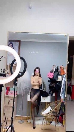 自称腿模的女人！【170CM丰满的大长腿-超级甜美御姐】这漂亮御姐真有女人味，黑丝美腿儿是真的笔直又好看，难得露逼自慰 截图9