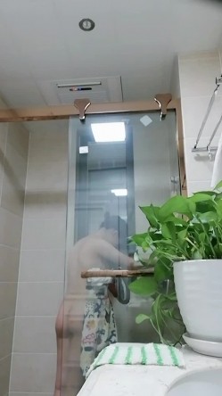 暗藏摄像头偷拍表妹洗澡 双手洗逼的样子真销魂 截图1