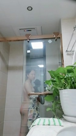 暗藏摄像头偷拍表妹洗澡 双手洗逼的样子真销魂 截图2