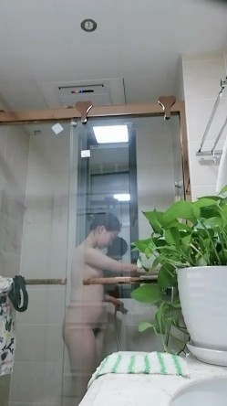 暗藏摄像头偷拍表妹洗澡 双手洗逼的样子真销魂 截图6