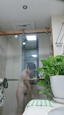暗藏摄像头偷拍表妹洗澡 双手洗逼的样子真销魂 截图7