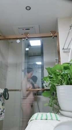 暗藏摄像头偷拍表妹洗澡 双手洗逼的样子真销魂 截图9