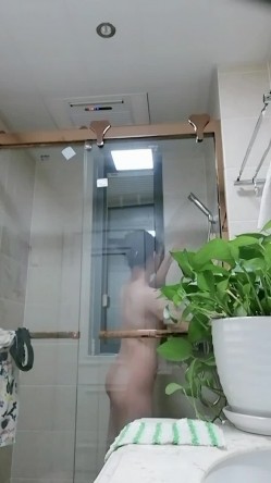 暗藏摄像头偷拍表妹洗澡 双手洗逼的样子真销魂 截图14