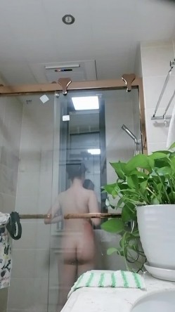 暗藏摄像头偷拍表妹洗澡 双手洗逼的样子真销魂 截图15