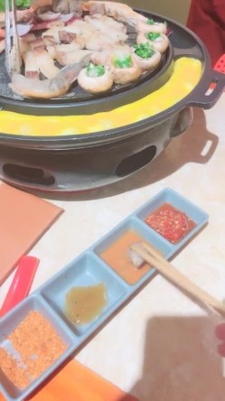 极品尤物美御姐！情趣内衣吊带黑丝！拨开丁字裤跳蛋震穴，翘起屁股特写，假屌手指抽插扣弄 截图1