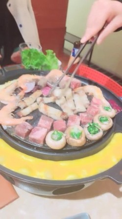 极品尤物美御姐！情趣内衣吊带黑丝！拨开丁字裤跳蛋震穴，翘起屁股特写，假屌手指抽插扣弄 截图2