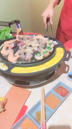 极品尤物美御姐！情趣内衣吊带黑丝！拨开丁字裤跳蛋震穴，翘起屁股特写，假屌手指抽插扣弄 截图4