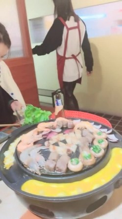 极品尤物美御姐！情趣内衣吊带黑丝！拨开丁字裤跳蛋震穴，翘起屁股特写，假屌手指抽插扣弄 截图5