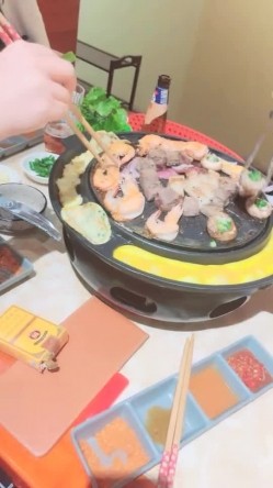 极品尤物美御姐！情趣内衣吊带黑丝！拨开丁字裤跳蛋震穴，翘起屁股特写，假屌手指抽插扣弄 截图7