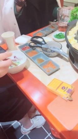 极品尤物美御姐！情趣内衣吊带黑丝！拨开丁字裤跳蛋震穴，翘起屁股特写，假屌手指抽插扣弄 截图9