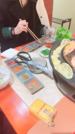 极品尤物美御姐！情趣内衣吊带黑丝！拨开丁字裤跳蛋震穴，翘起屁股特写，假屌手指抽插扣弄 截图11
