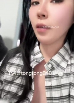 推上极品人妻彤彤堕落,各种场景,户外漏出 勾引维修大叔22V,小卖部 外卖饭店 餐厅 高速公路 大街小巷 截图4