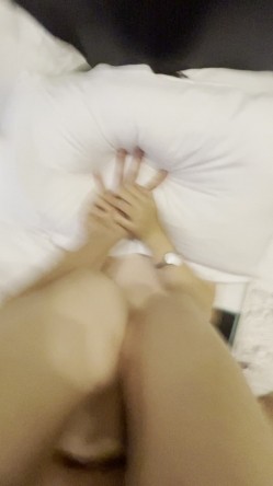 同济大学嘉定校区高知反差美女露脸性爱，在楼道直接后入丝袜狗链上位猛坐 截图10