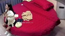 酒店情趣大红床偷拍 ️白天端庄晚上骚的反差婊 学妹和男友激情研究鸡巴怎么才能硬气 截图1